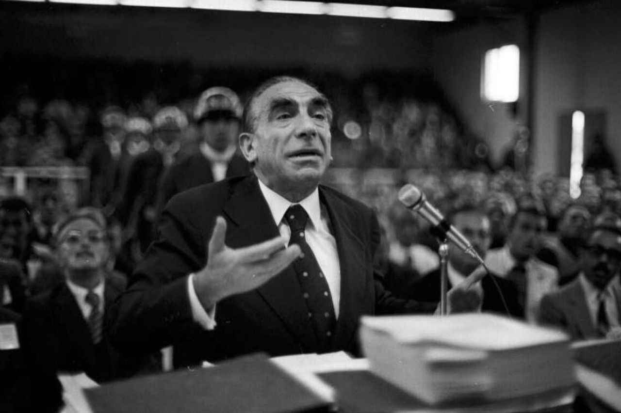 <p><span>Milli Birlik Komitesi arasında ortaya çıkan anlaşmazlıklar nedeniyle, 13 Kasım 1960'da Türkeş ve "ondörtler" olarak bilinen arkadaşları emekliye sevk edilerek tasfiye edildi ve zorla evlerinden alınıp yurt dışında görevlendirilmek suretiyle sürgün edildi. Türkeş ise Türkiye'nin Hindistan Büyükelçiliği müşaviri sıfatıyla sürgüne gönderildi.</span></p>