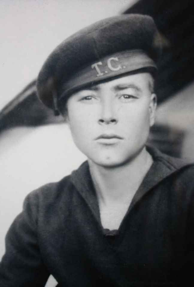 <p><span>Aynı gün saat 15'te Başaran Gemisi'nde düzenlenen törende şehitler için denize çelenk bırakıldı. 1973 -1980 arasında  <a href="https://www.dirilispostasi.com/haberleri/turkiye" class="tag-link" title="Son dakika Türkiye haberleri" target="_blank">Türkiye</a>'nin 6'ncı  <a href="https://www.dirilispostasi.com/haberleri/cumhurbaskani" class="tag-link" title="Son dakika Cumhurbaşkanı haberleri" target="_blank">cumhurbaşkanı</a> olacak olan </span><strong>Denizaltı Filosu Komutanı<span> </span></strong><strong>Fahri Korutürk</strong><span>, törende şehitlerimize şu sözlerle veda etti; "Komutan sıfatıyla sizlere bir çok emirler verdim. Bir çok mesajlar yolladım. </span><span>Bu size son mesajımdır. Aziz isimlerinizi tüm denizciler kalplerimize gömdük."</span></p>