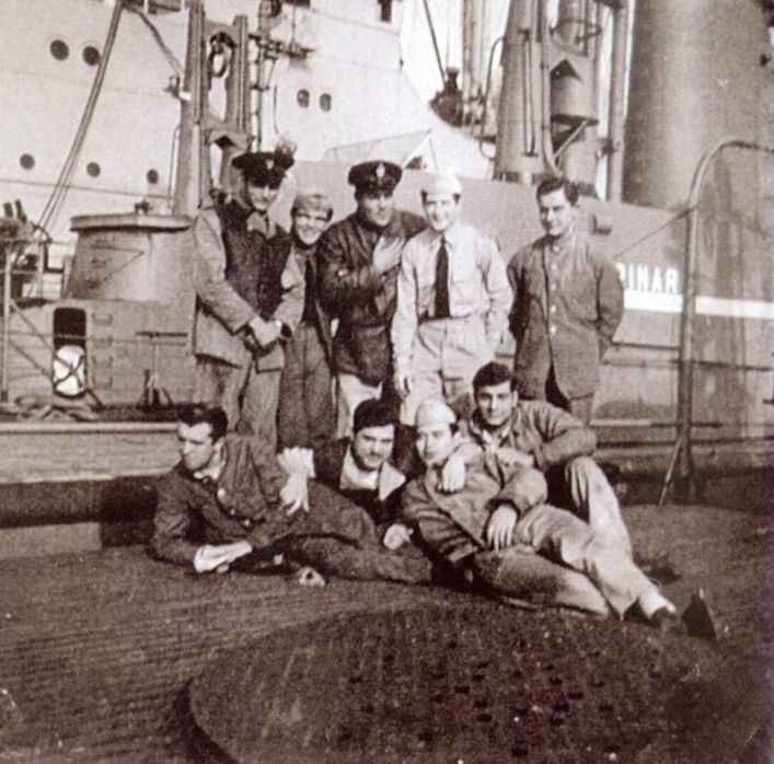 <p><strong><span> </span>Astsubay Üstçavuş</strong><span> </span><strong>Nurettin Ersoy</strong><span>, canı pahasına da olsa Dumlupınar'a en fazla yaklaşan dalgıçtı. Ersoy, 80'inci metrede bayılıp irtibatın kesilmesiyle yukarı çekildi. Astsubay Üstçavuş Nurettin Ersoy, 15 saat boyunca basınç odasında tutularak hayata döndürüldü. </span></p>
<p></p>