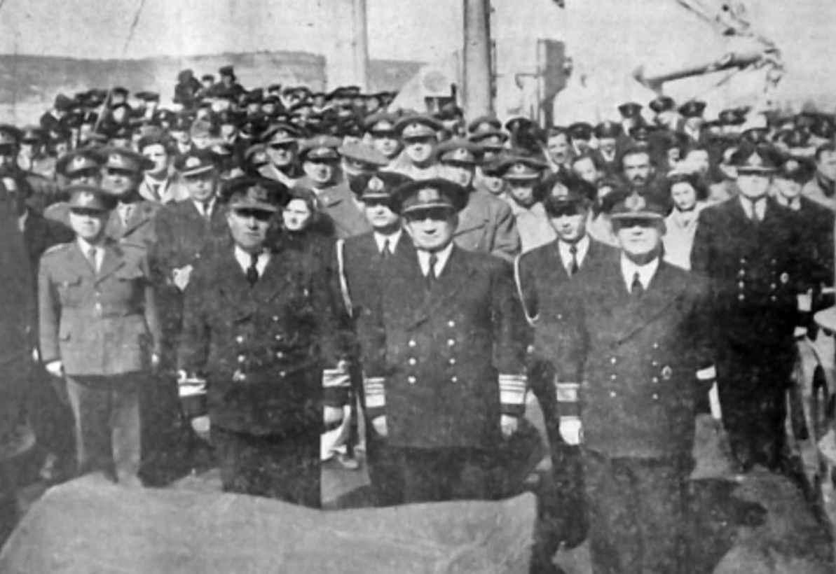 <p><span>Dumlupınar'ın komutanı </span>Kd. Yzb. Sabri Çelebioğlu, Üsteğmen Kemal Ünver, Astsubay Şaban Mutlu, Kd. Astsubay Başçavuş Hüseyin Akış, Astsubay Hüseyin İnkaya, Üsteğmen Hasan Yumuk ve gözcü erler Veysel Saygıl<strong>ı </strong><span>ile<strong> </strong></span>Enver Uçar<span>üst güvertede, diğer 78 denizci ise denizaltının içindeydi.</span><br /><span>Zifiri karanlık yetmiyormuş gibi hava bir hayli pusluydu.</span></p>