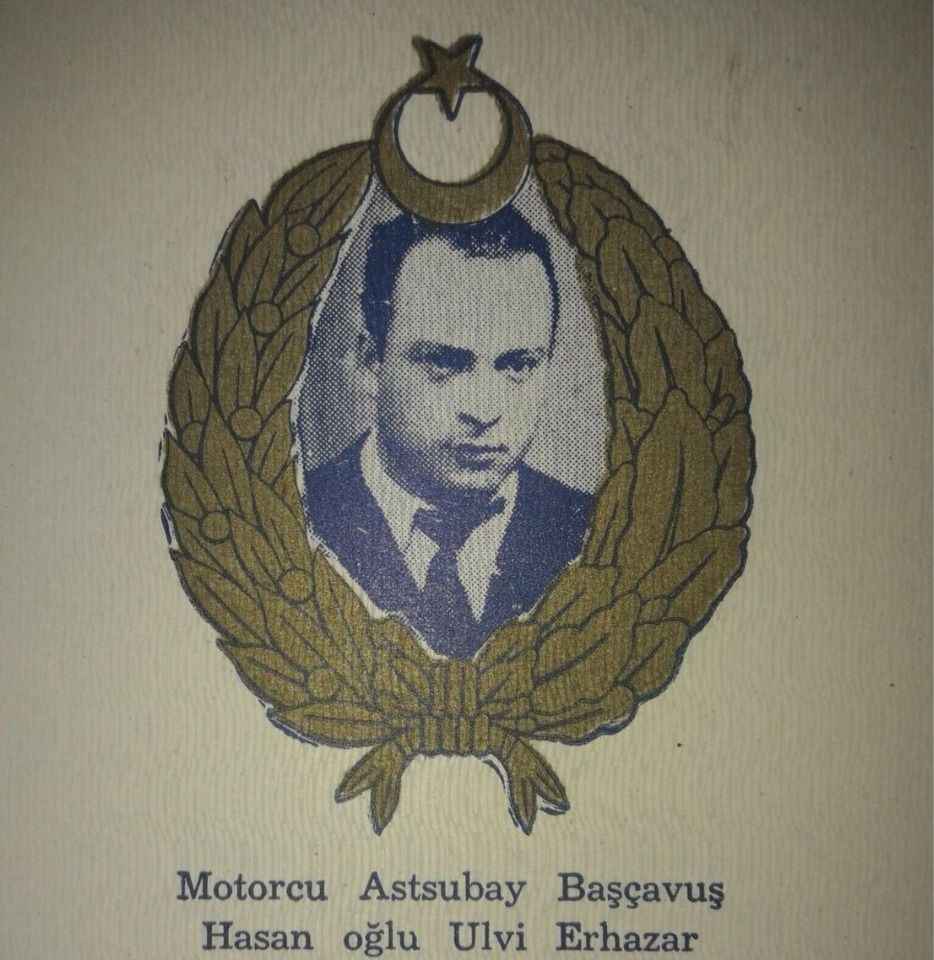 <p><span>Kurtarma çalışmalarına hemen başlandı. </span><span>Sabah saatlerinde su yüzeyinde bir şehit  <a href="https://www.dirilispostasi.com/haberleri/bulundu" class="tag-link" title="Son dakika Bulundu haberleri" target="_blank">bulundu</a>. </span><strong>Astsubay Ulvi Erhazar</strong><span>, 87 metrelik derinlikten yukarı sağ çıkması mümkün olmasa da  <a href="https://www.dirilispostasi.com/haberleri/yeni" class="tag-link" title="Son dakika Yeni haberleri" target="_blank">yeni</a> doğan çocuğunu tekrar görebilme umuduyla gözlem kulesindeki kapağı açarak yüzeye çıkmaya çalışmıştı.</span></p>