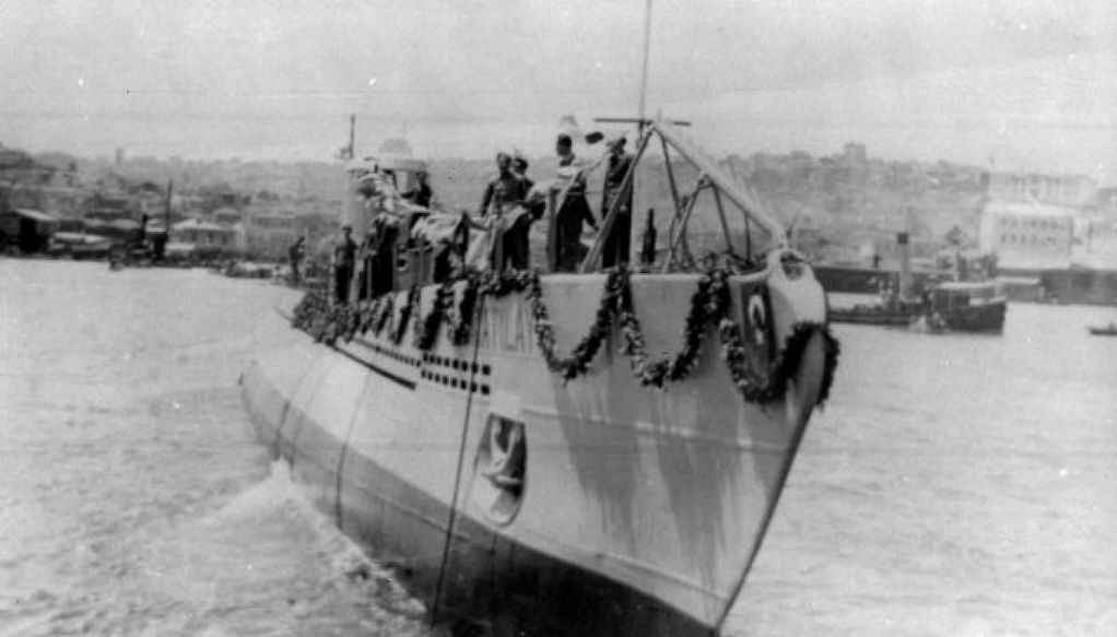 <p>Türkiye'nin gündeminden hiç düşmeyen Dumlupınar şehitleri her yıl 4 Nisan'da törenlerle anılıyor. Türk sineması da 81 şehidimizin anısına bir Dumlupınar filmi üretmek istese de bugüne kadar bulunulan bütün girişimler sonuçsuz kaldı.</p>