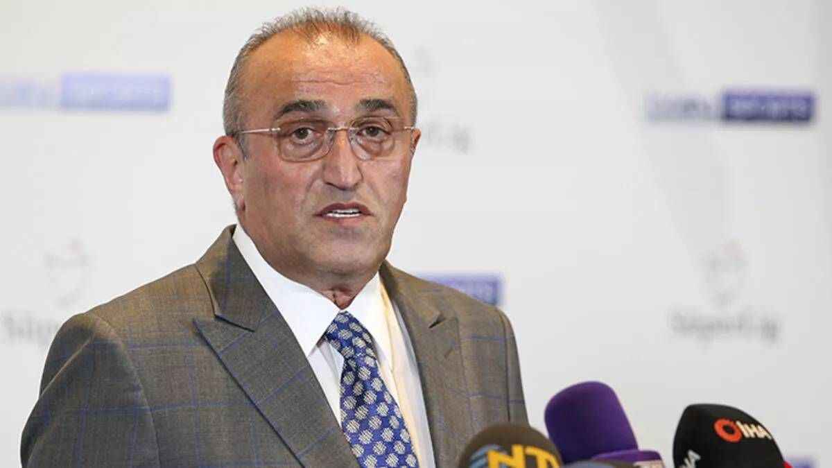 <p>Yıllık olağan mali genel kurulda idari yönden ibra edilmeyen Burak Elmas başkanlığındaki yönetim, 30 Nisan'da seçimli olağanüstü genel kurul kararı almıştı. Şu ana kadar eski yöneticilerden Metin Öztürk ile eski divan kurulu başkanı Eşref Hamamcıoğlu adaylıklarını açıkladı. Eski başkanlardan Dursun Özbek'in de seçime girmesi için talep olduğu belirtiliyor.</p>