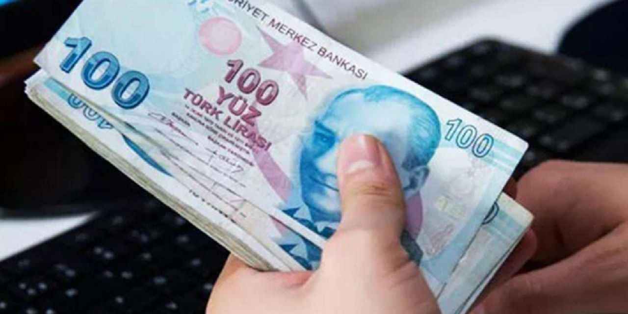 <p><strong>SADECE EMEKLİYE DEĞİL</strong></p>
<p>Bayram ikramiyesi SGK'dan emekli aylığı alanlar için 1100 TL olarak ödeniyor. Dul ve yetim aylığı alan kişilere ödenecek bayram ikramiyesi ölüm aylığı hisse oranına göre belirleniyor. Örneğin kocasından dul aylığı alan ve çalışan kadın, yüzde 50 oranında ölüm aylığı alır. Bu durumda dul eşe 550 TL bayram ikramiyesi ödenir. </p>