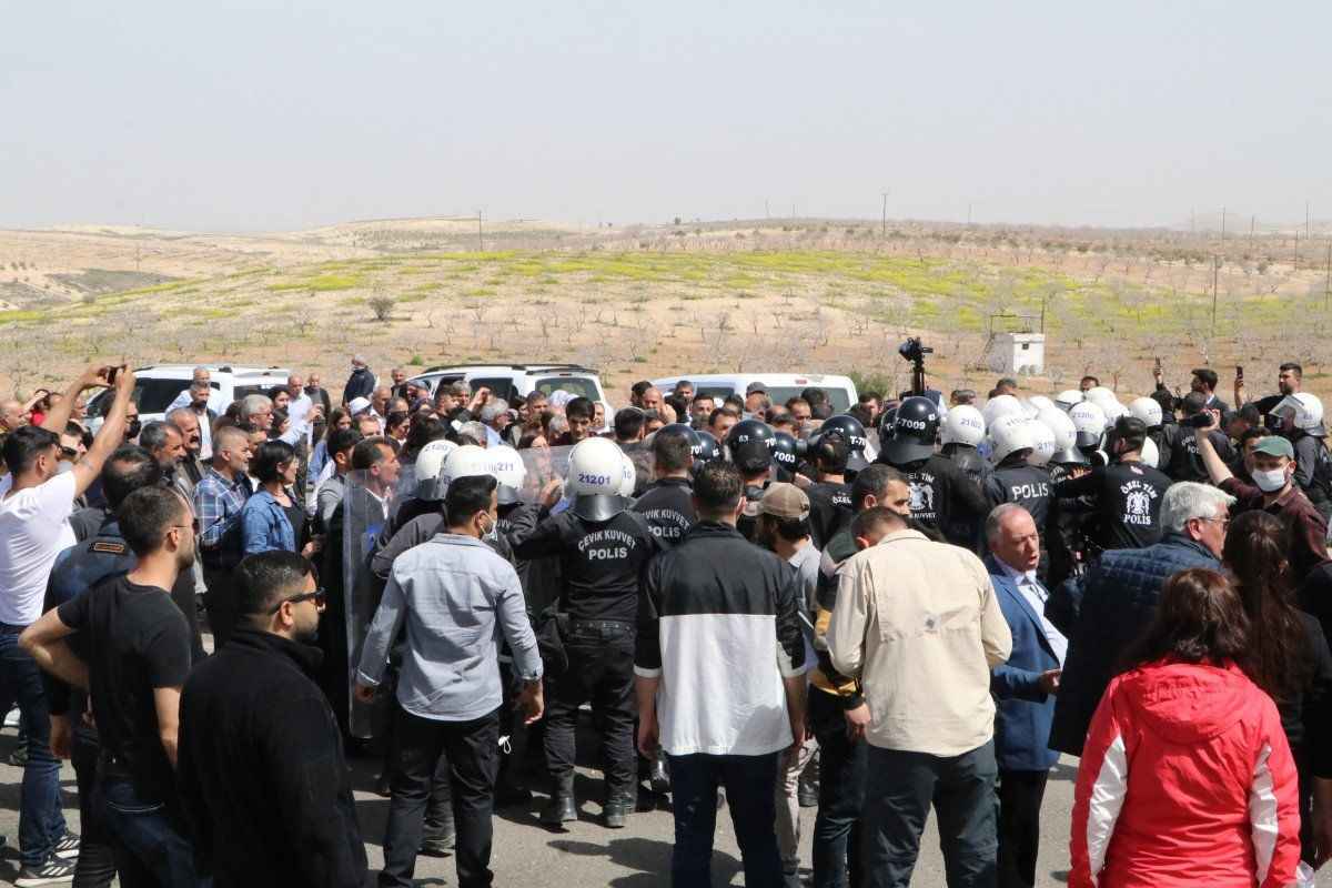 <p>Güvenlik güçleri gruptan, Valilik tarafından her türlü etkinlik ve toplanmaların yasaklandığını belirtilerek dağılmalarını istedi.</p>