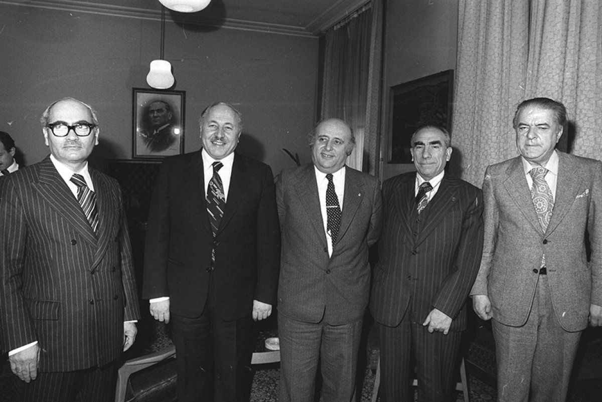 <p><span>Ailesiyle 1933 yılında İstanbul'a yerleşen Türkeş, Kuleli Askeri Lisesi'ne kayıt oldu. 1936'da Kuleli Askeri Lisesi'ni pekiyi derece ile asteğmen olarak bitiren Türkeş'in, Ankara ve Harp Akademisi yılları başladı. Türkeş, 1938'de genç bir teğmen olarak Harbiye'den mezun oldu.</span></p>