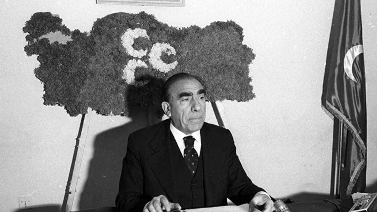 <p><span>Türkeş, 1965'de Cumhuriyetçi Köylü Millet Partisine (CKMP) katıldı ve partinin Büyük Kurultay'ında Genel Başkanlığa seçildi. Türkeş, aynı yıl yapılan genel seçimlerde de Ankara milletvekili oldu. CKMP'nin adı 1969'da, Milliyetçi Hareket Partisi, amblemi de üç hilal olarak değiştirilirken, Türkeş o yıl yapılan genel seçimlerde ise Adana milletvekili seçildi.</span></p>