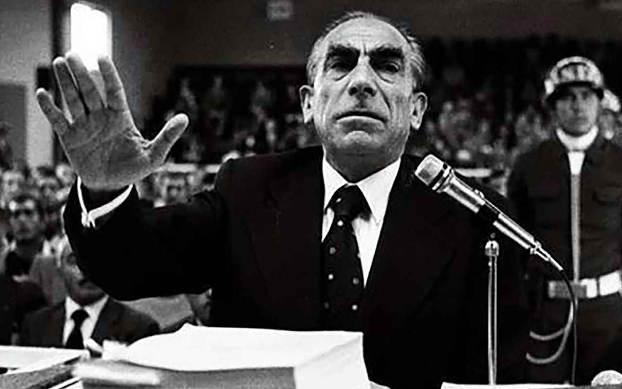 <p><strong>1959 Yılında Kurmay Albay Oldu </strong></p>
<p><span>1944'te üsteğmen rütbesindeyken Nihal Atsız ve Nejdet Sançar ile "Irkçılık-Turancılık" davasından yargılanan Türkeş, 9 ay 10 gün Tophane Askeri Hapishanesinde kaldı. 1945'te de Askeri  <a href="https://www.dirilispostasi.com/haberleri/yargitay" class="tag-link" title="Son dakika Yargıtay haberleri" target="_blank">Yargıtay</a> kararıyla tahliye edilen Türkeş, 1947'de beraat etti.</span></p>