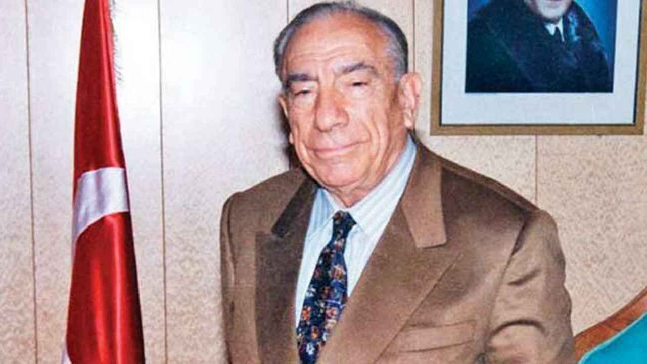 <p>1992'de 12 Eylül'ün kapattığı partilerin tekrar açılabilmesine ilişkin değişikliğin ardından MHP'nin son kurultay delegeleri, MHP'nin isim ve amblemini MÇP'nin kullanabilmesine karar verdi. Bu çerçevede 1992'de yapılan MÇP'nin 4. Olağanüstü Kurultayı'nda partinin adı MHP, amblemi üç hilal olarak değiştirildi, genel başkanlığa tekrar Alparslan Türkeş seçildi.</p>
<p></p>