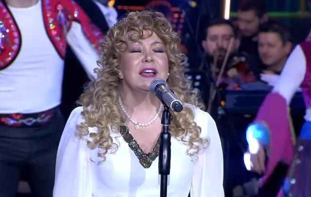 <p>Şarkılar Bizi Söyler'e konuk olan 81 yaşındaki Türk Halk müziği sanatçısı Bedia Akartürk, sosyal medyanın gündeminde.</p>