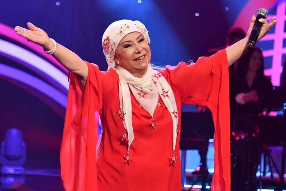 81 yaşındaki Bedia Akartürk şaşırttı!