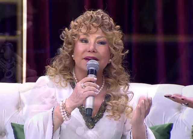 <p><strong>YILLARA MEYDAN OKUYOR</strong></p>
<p><br />Programda dillere pelesenk olan şarkılarını seslendiren usta sanatçı sesiyle ve görüntüsüyle programdakileri gölgede bıraktı. </p>