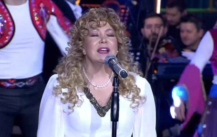 <p>81 yaşındaki usta sanatçıyı ekranda gören çoğu kişi "Benjamin Button'un Türkiye distribütörü, yaşına rağmen sesinde hiç detone yok" gibi yorumlar yaptı.</p>