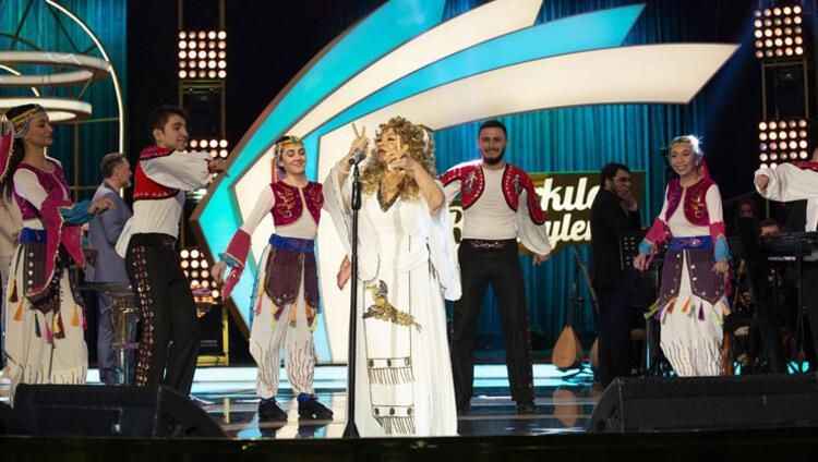 <p>9 yıl boyunca İzmir Radyosu'nda görev alan Bedia Akartürk daha sonra Ankara Radyosu'na geçmiş müzikal çalışmalarına burada devam etmiştir.</p>