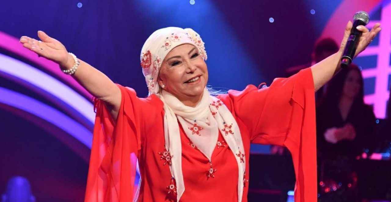 <p>Ankara Radyosu'ndan emekli olan Bedia Akartürk, sanat hayatında 6 Sinema filmi ve çok sayıda albüme imza atmıştır. Kariyeri boyunca sayısız konser veren Akartürk, bunların yanına pek çok da ödül almıştır.</p>