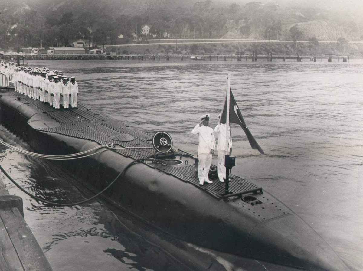 <p><span>87 metre derinliğe batan denizaltının kıç tarafına sığınan 22 denizci, üzerinde "Deniz Kuvvetlerine bağlı Dumlupınar denizaltısı burada battı. Kapağı açın ve irtibat kurun" notu bulunan acil durum şamandırasını su yüzeyine fırlattı.</span><br /><span>Sabah 8'de denizaltında bulunan denizciyle  şamandıradaki ahize aracılığıyla bağlantı kuruldu.</span><br /> </p>