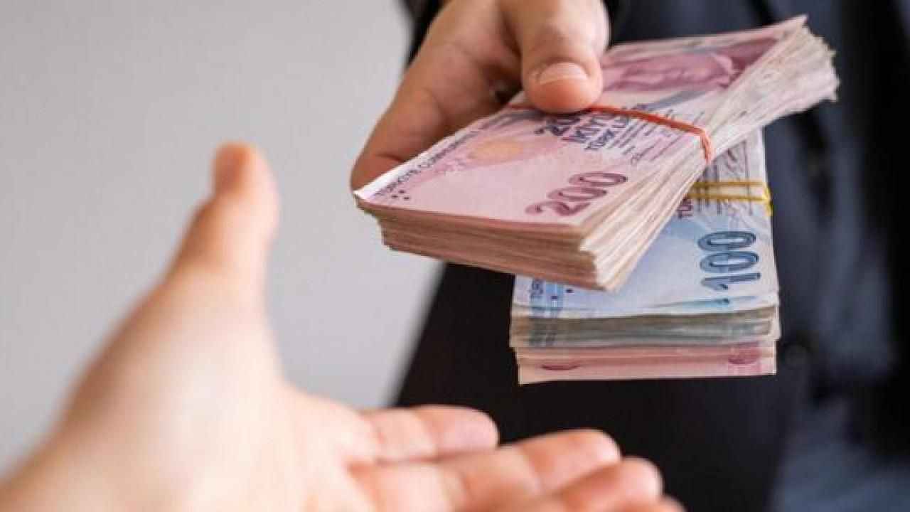 <p>İkramiye 1000 TL olarak ödenmeye başlanmış daha sonra 1100 TL'ye çıkarılmıştı. Bu yıl bayram öncesi emeklilerdeki beklenti ikramiyenin 1500 TL ila 1750 TL arası bir rakama yükseltilmesi yönünde.</p>