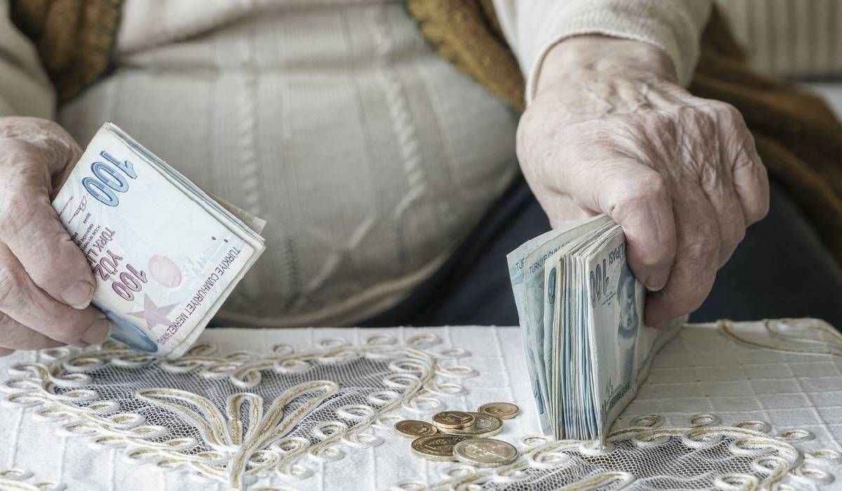 <p>Çalışmayan ve emekli olmayan dul eş aylık alan tek kişi ise yüzde 75 oranında ölüm aylığı alır. Bu durumda dul eşe 825 TL bayram ikramiyesi ödenir. Hem kocasından, hem babasından veya hem annesinden, hem babasından ölüm aylığı alan kişilere de bayram ikramiyesi ödenir. Örneğin dul eşin, kocasından dolayı aldığı ölüm aylığının oranı yüzde 75, babasından dolayı aldığı ölüm aylığı oranı yüzde 25 ise 825 TL bayram ikramiyesi alır.</p>