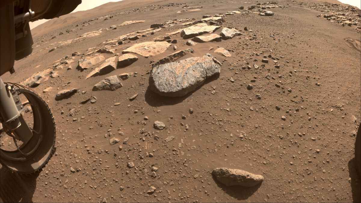<p>Mars'taki jeolojik süreçleri, yaşanabilirliği, Mars'ta daha önce hayat olup olmadığını ve biyolojik izleri araştıran Perseverance, aynı zamanda gezegendeki sesleri de kaydediyor.</p>