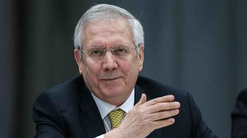 <p><strong>"KEŞKE AMELİYAT OLMASAYDI"</strong></p>
<p>Eski Fenerbahçe Başkanı Aziz Yıldırım hakkında çarpıcı sözler söyleyen Ali Koç, "Sayın Aziz Yıldırım'a gelmek istiyorum. Kendisi ameliyat olmuş. Acil şifalar diliyorum. Keşke ameliyat olmasaydı. Çok söyleyeceğim şeyler vardı. Defalarca söylememe rağmen karşıma çık aday ol. Geldiğimiz günden beri arkamızdan işler çevirip, altımızı oyup... Onları niyetleri tek dertleri pes etmem. Çünkü 2018'deki sonuçları hazmedemediler" dedi.</p>