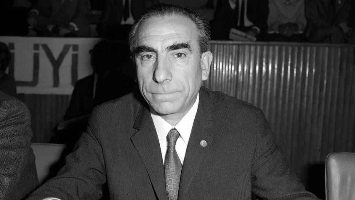 <h4><strong>CKMP Genel Başkanlığı'na Seçildi</strong></h4>
<p>1963 yılında yurda dönen Türkeş, dava arkadaşlarıyla birlikte kadro oluşturup partileşmek amacıyla "Huzur ve Yükseliş Derneği"ni kurdu. Kısa bir süre sonra Talat Aydemir'in giriştiği darbe teşebbüsüne karıştığı iddiasıyla tutuklanan ve Mamak Askeri Cezaevinde 4 ay hücre hapsinde yatan Türkeş, ardından yargılandı ve beraat etti.</p>