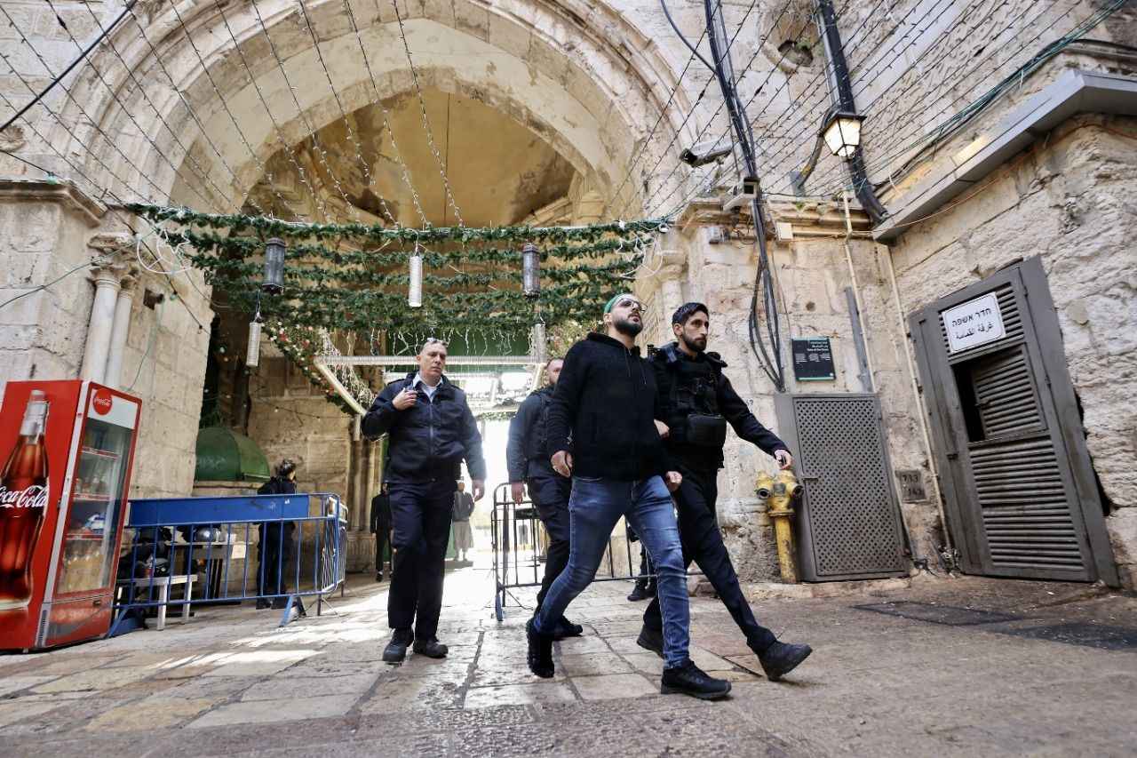 <p>İşgalci güçleri, ibadet edenlere karşı gaz bombası ve plastik mermi kullanırken Filistinliler sloganlarla karşılık verdi.</p>
<p></p>