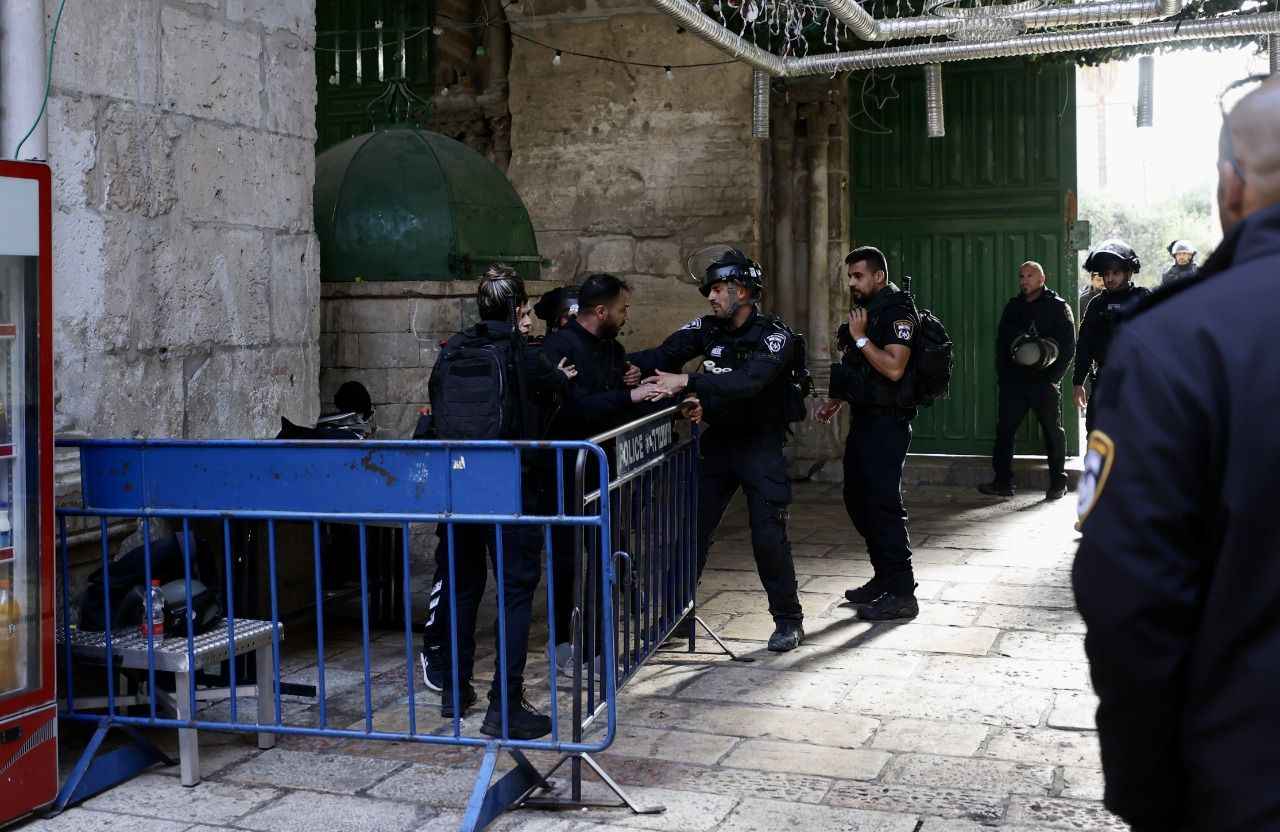 <p>İşgalci İsrail polisi baskın sırasında Aksa'da ibadet eden Filistinli Müslümanları darbederek gözaltına almaya çalıştı.</p>
<p></p>