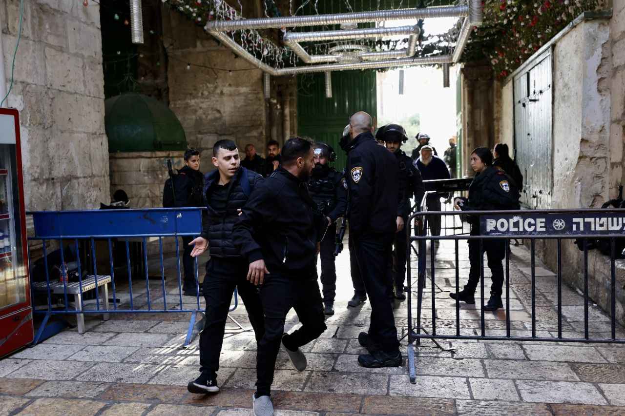 <p>Müdahale ettiği çok sayıda kişiyi zorla Kıble Mescidi’ne sokan İşgalci İsrail polisi, mescidin kapılarını zincirleyerek ibadet edenleri içeriye hapsetti.</p>
<p></p>