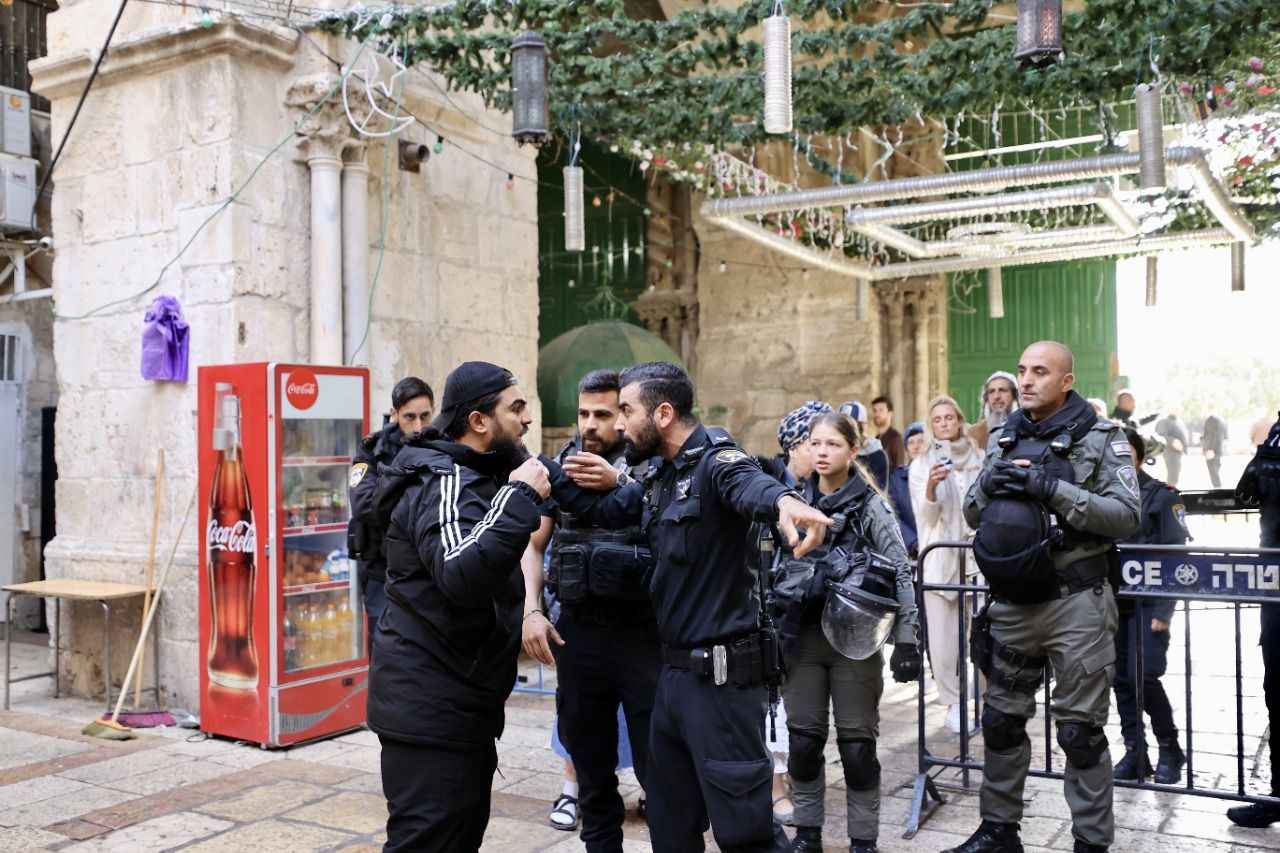 <p>Fanatik Yahudilerin İşgalci İsrail askerleri eşliğindeki baskını çevredeki Müslüman gençleri de bir araya getirdi. Gençler, Mescid-i Aksa için sloganlar attı.</p>
<p></p>