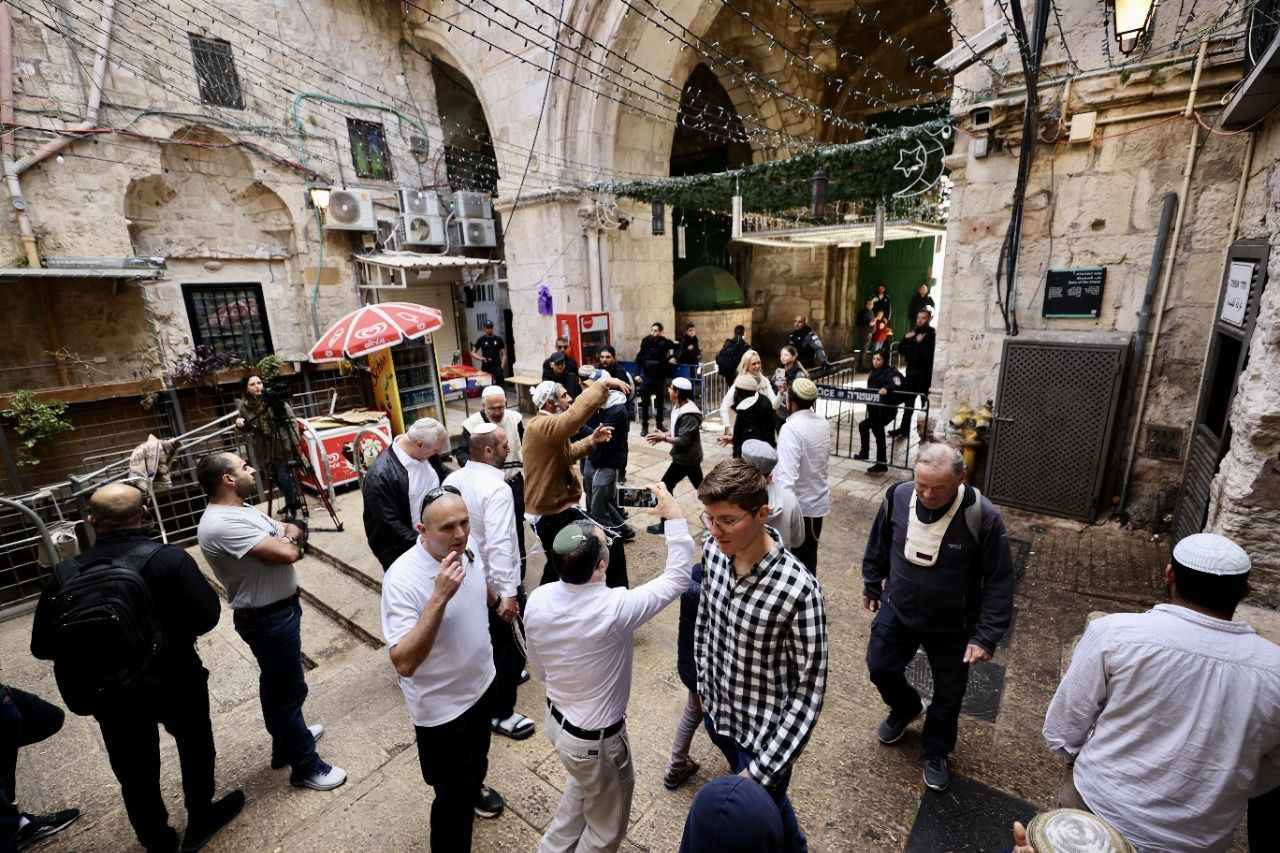 <p>İsrailli fanatik Yahudi yerleşimci örgütleri, İsrail'in kuruluş yıl dönümü münasebetiyle Mescid-i Aksa'ya geniş çaplı baskınlar yaparak, Aksa'da İsrail bayrağı açma ve milli şarkılar söyleme çağrısında bulunmuştu.</p>
<p></p>