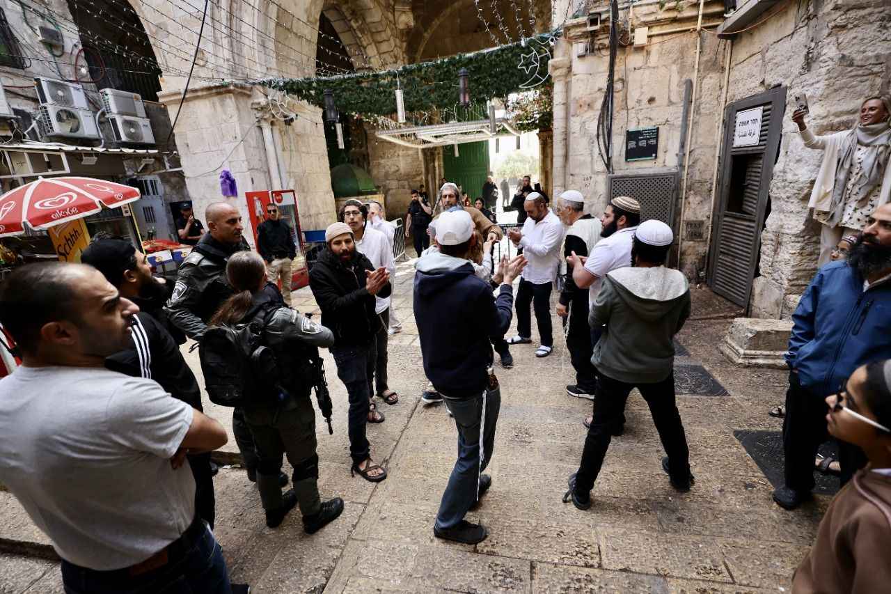 <p>Buna karşılık, Filistinli aktivistler ve din adamları ise Filistinlileri Mescid-i Aksa’ya ziyaretleri artırarak burada bulunmaya çağırmıştı.</p>