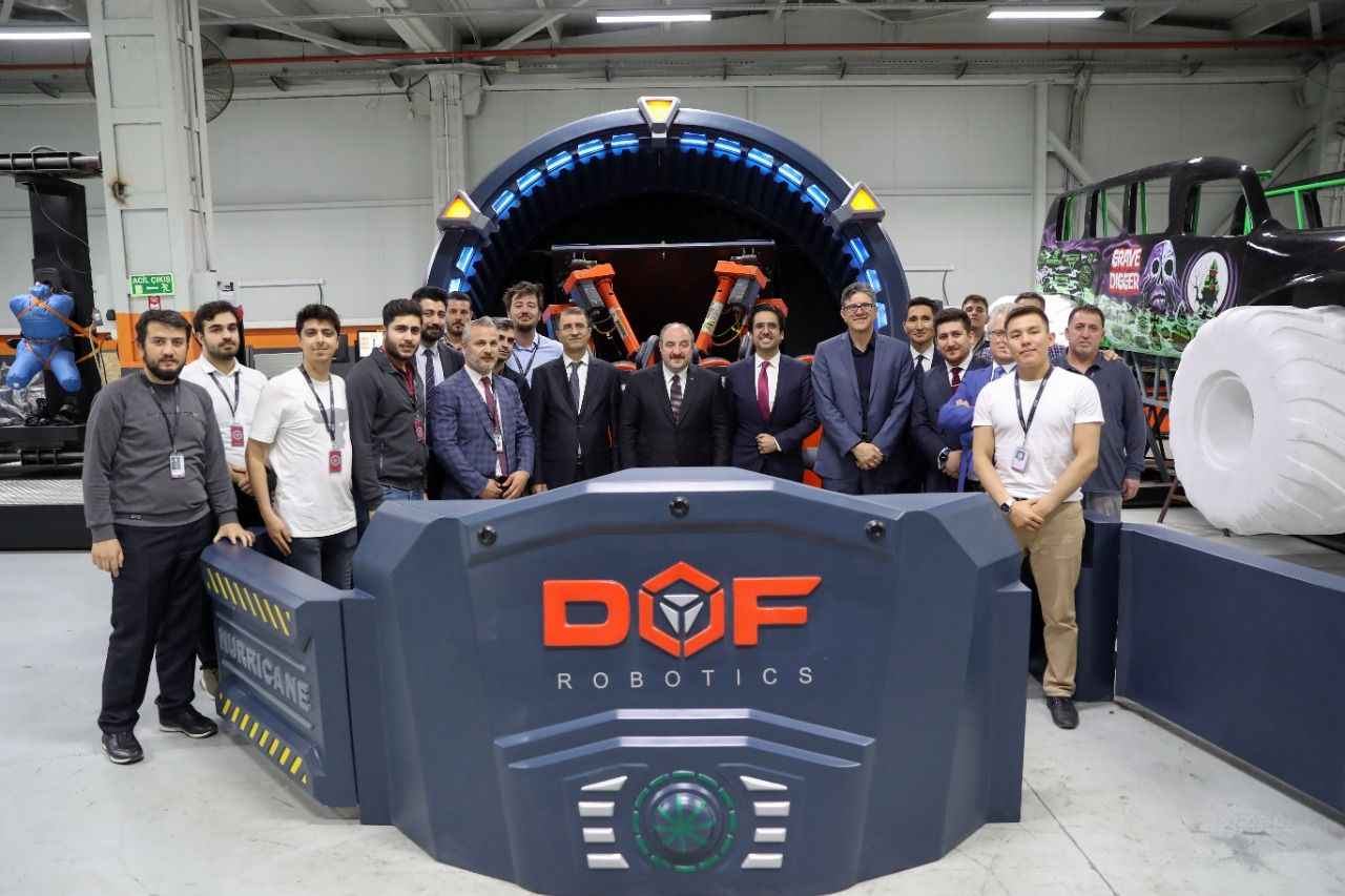 <p>Varank, yaptığı açıklamada, şirketin eğlence sektöründe mekaniği ve sanal gerçekliği birleştirerek yüksek teknolojili üretim yaparak ihraç ettiğini belirtti. DOF Robotics'in geliştirdiği ürünlerin tüm dünyada eğlence sektöründe tematik parklarda kullanılan bir teknoloji olduğuna işaret eden Varank, "Burada firmamız kendi geliştirdiği, tasarladığı, Bakanlığımızın desteklediği Ar-Ge merkezinde projelerini oluşturduğu ürünlerini üretiyor ve daha sonra dünyanın her tarafına ihraç ediyor." ifadesini kullandı.</p>