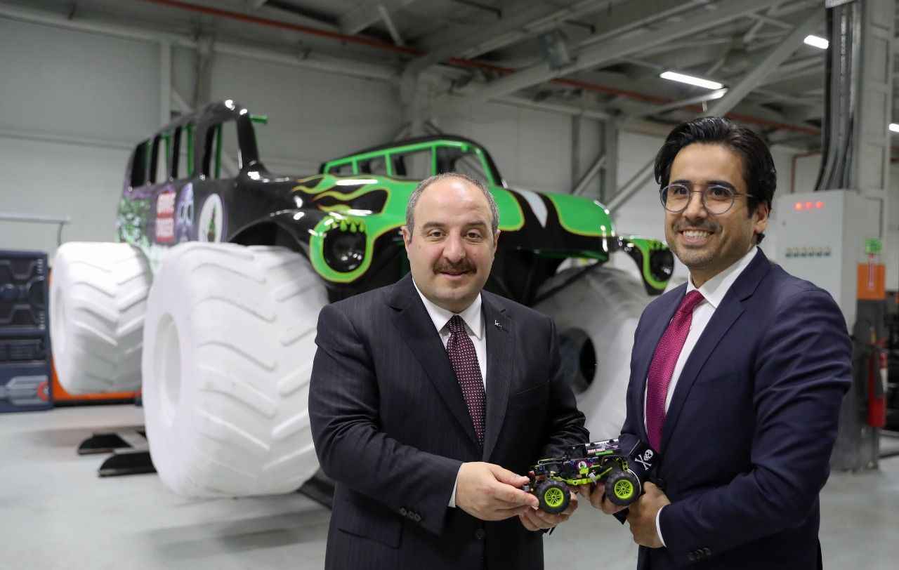 <p>Varank, özellikle animasyonun yaygınlaşmasıyla tüm dünyada eğlence sektörünün farklı bir boyuta taşınmaya başladığına dikkati çekerek şunları kaydetti:</p>
<p>"Artık gerçek hız treni diyebileceğimiz lunaparktaki eğlence aletlerinin sanalla birleştirilmiş, mekanik ama yüksek teknolojili ve güvenlik standartları yüksek versiyonlarına insanlar çok daha kolay erişip deneyimleme imkanına sahip olabiliyorlar. Buradaki hız trenine Mustafa Bey ile birlikte bindik. Sanal gerçeklik gözlüklerimizi taktık, ilginç bir deneyim yaşadık. Giderken Uzak Doğu'yu andıran özellikle çocukları ve gençleri daha çok heyecanlandıracak birtakım mücadeleleri de yapabileceğiniz bir versiyonu beraber denedik. Gökyüzünde uçarken etrafınızda döndüğünüzü, takla attığınızı hissediyorsunuz. Tabii bunu sadece gözlük vasıtasıyla mekanik sistemlerin desteğiyle denemiş oluyorsunuz."</p>