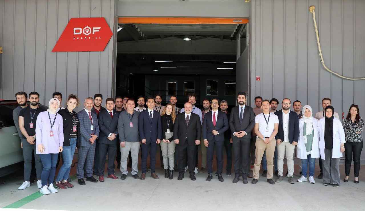 <p><strong>"Katma değerli üretimde büyük ivme yakaladık"</strong></p>
<p>Türkiye'yi katma değerli üretimle büyütmek isteyen bir iktidar olduklarını belirten Varank, özellikle Ar-Ge merkezleri ve teknoparkların gelişmesiyle mühendislerin, teknik personelin daha çok katma değerli ürünleri geliştirip üretmekte büyük bir ivme yakalamaya başladıklarını vurguladı.</p>