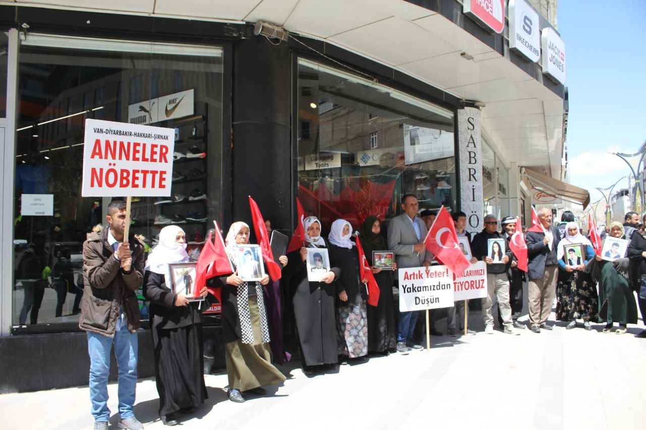 <p>Eyleme katılan Abdullah Arslan, yaptığı açıklamada, Balıkesir'de üniversite okuyan kardeşinin 2014 yılında kandırılarak götürüldüğünü söyledi.</p>
<p></p>