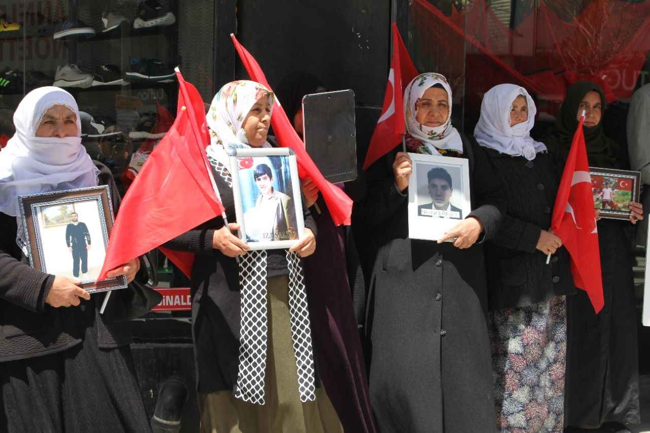 <p><strong>O günden bu yana kardeşinden haber alamadıklarını belirten Arslan, şunları kaydetti:</strong></p>
<p>"Annem onun için hastalandı, kanser oldu. Bir kez olsun oğlunu görmek istiyor. Buradan kardeşime sesleniyorum, bizi duyuyorsan gel, onlara uşaklık etme. Ülkemiz dünyanın en güzel, en adaletli ülkesidir. Seni kandırdılar. Eğer gelirsen ülken sana sahip çıkar. HDP'lilerin çocukları en güzel okullarda okuyor. En güzel üniversitelerde, Avrupalarda kendi çocuklarını okutuyorlar. ''</p>