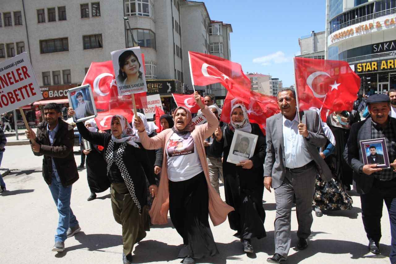 <p>Sadece evlatlarını istediklerini dile getiren anne Zümrüt Salim de "6 yıl önce oğlum dağa götürüldü. HDP bizden ne istiyor? Biz sadece evlatlarımızı istiyoruz. Artık yeter bu acı. Oğlum Hamza dön yavrum. Dayanamıyorum. Bize zulüm ediyorlar, oğlum siz bilmiyorsunuz. Ben senin annenim her şeyi biliyorum. Sana sesleniyorum yavrum, seni çok seviyorum. Artık ailene dön." şeklinde çağrıda bulundu.</p>
<p></p>