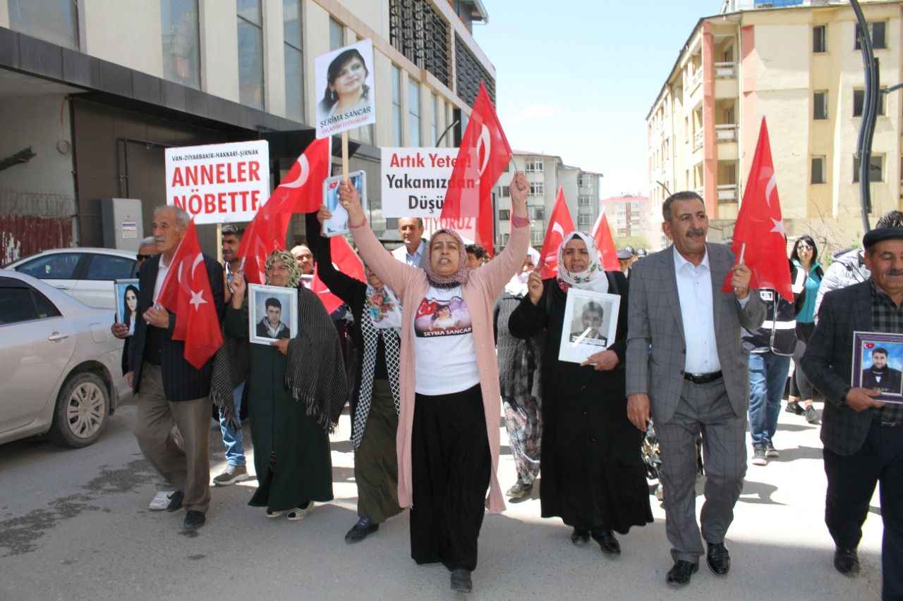<p>Doğu Anadolu Bölgesi Gaziler ve Şehit Aileleri Federasyonu üyeleri de eyleme katılarak ailelere destek verdi.</p>
