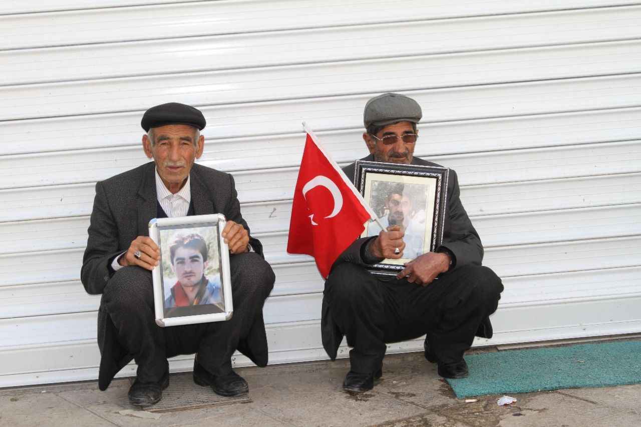 <p>Aileler, burada teslim olmaları için çocuklarına çağrıda bulundu.</p>
<p></p>