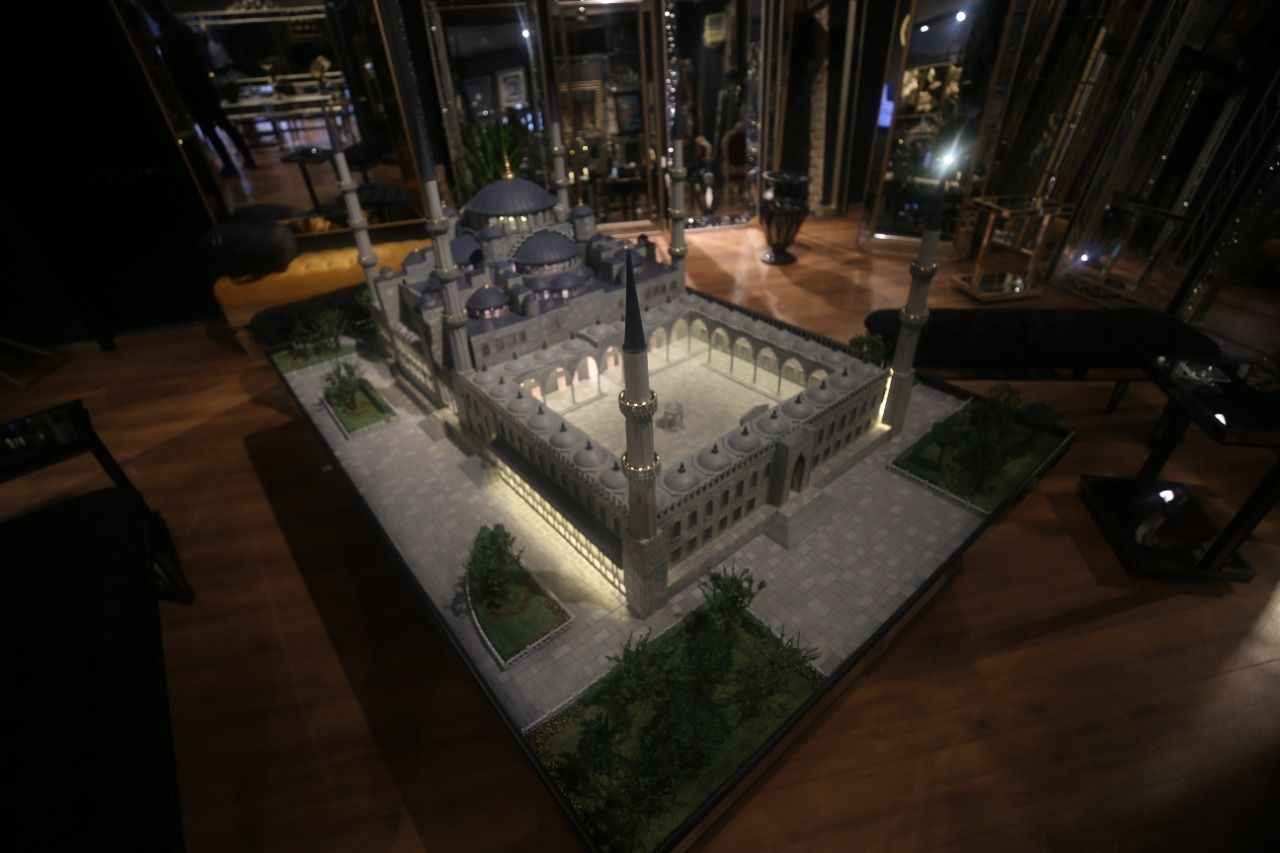 <p>Caminin mimarisinden etkilenen Alper, iş yerine yakın bir yerde kurduğu atölyede 12 personeliyle ahşap malzemeler kullanarak Sultanahmet'in maketini yaptı.</p>
<p></p>