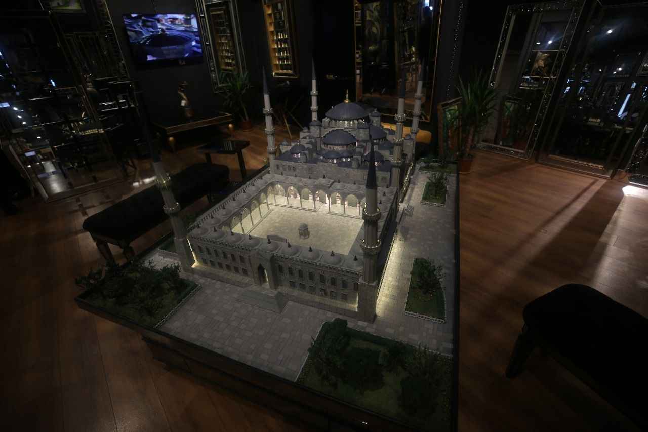 <p>Maketi iş yerinde sergileyen Alper, yaklaşık üç ayda caminin maketini yapmayı başardıklarını söyledi.</p>
<p></p>
