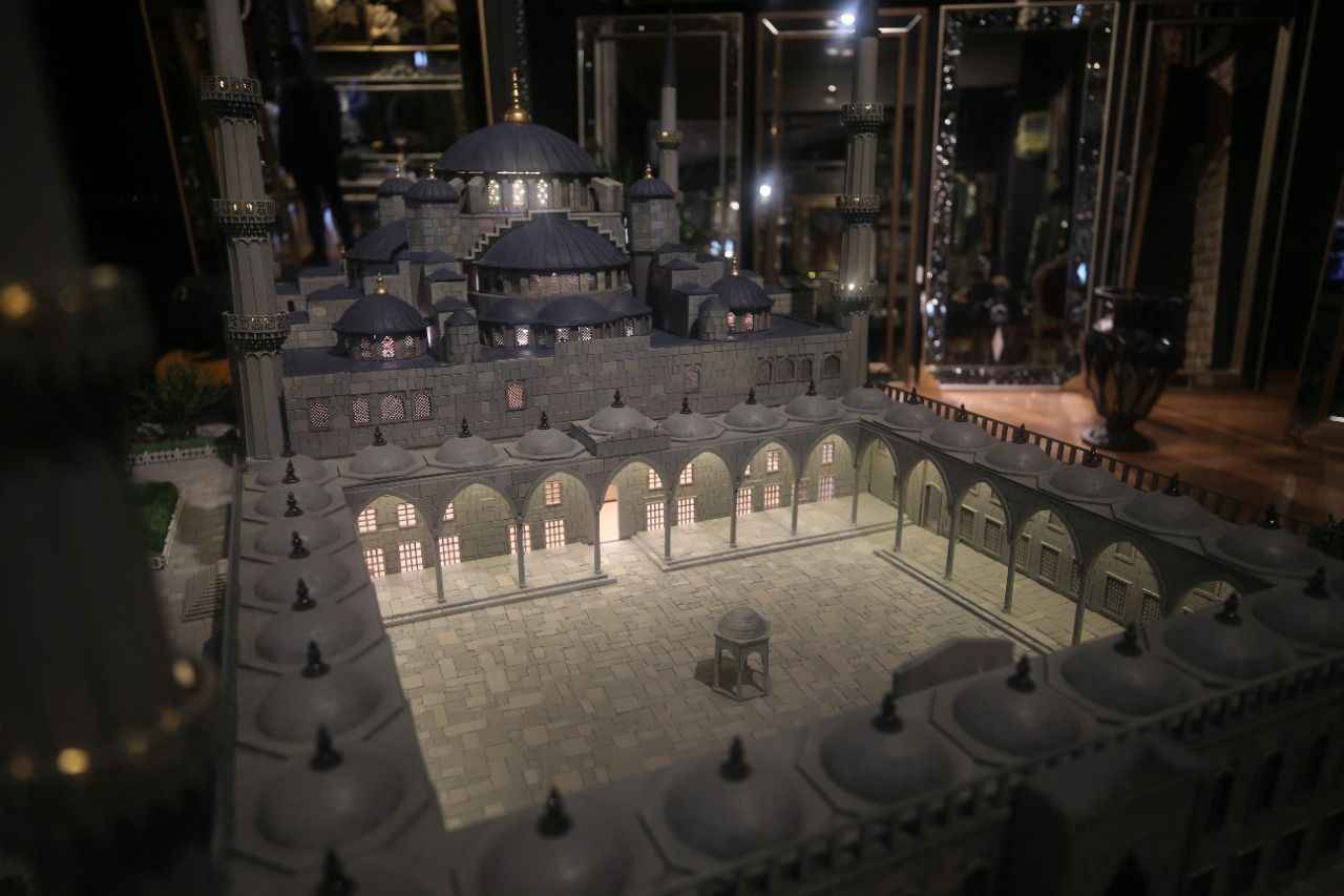 <p>Maket için 7 bin parça ahşap kullandıklarını belirten Alper, Sultanahmet Camisi'nin ışıklandırmasını ve renk tonlarını birebir makette uyguladıklarını anlattı.</p>
<p></p>