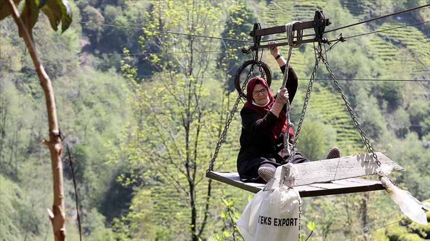 Ev ve arazilerine ulaşımı ilkel teleferikle sağlıyorlar
