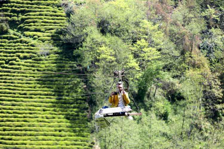<p>Yalçın Sarı (36) ise baba ve dede evine yol olmadığı için gitmekte zorlandıklarını aktararak "Seller köprüyü, patika yolu alınca karşıya geçmek için suyun içine giriyorsunuz. Köyün bütün insanları aynı sıkıntıyı yaşıyor. Karşı bölgeye 13 teleferik gidiyor. Hane olarak 4 hane var ama hiçbirimiz duramıyoruz. Araba yolu yok. Çaresizliğin ortasında. Ölsek cenazemiz de telle gidiyor. Ölümüz de dirimiz de teleferikle." ifadelerini kullandı.</p>
<h3>"Çoluk çocuk herkes teleferiklere biniyor"</h3>
<p>Bölgedeki teleferik istasyonlarının kurulması için arazisini mahalle halkının kullanımına açan İsmail Kurt (58), ilk teleferiğin 50 yıl önce dedesi tarafından kurulduğunu söyledi.</p>