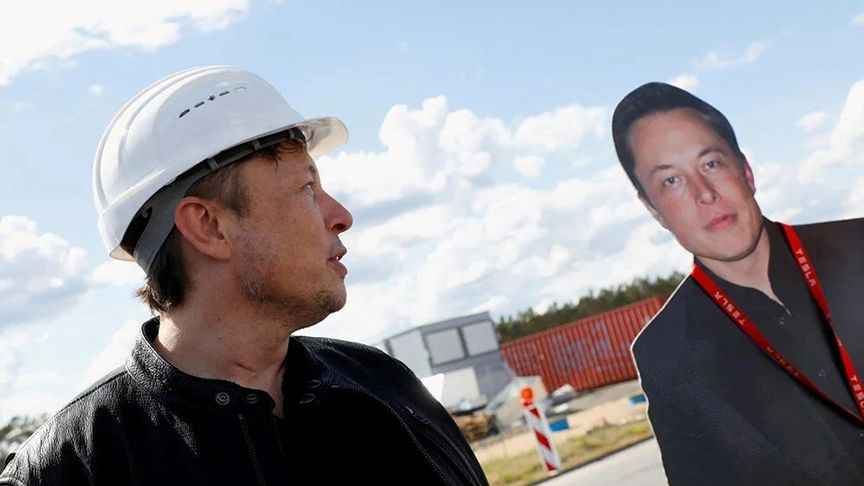 <p>Musk, ayrıca spam botlarını platformdan kaldırmak ve tüm gerçek kişilerin kimliğini doğrulamak istediğini söyledi. Ayrıca, geçen pazartesi günü New York'taki yıllık Met Gala'ya katılan Musk, tweet'lerin nasıl yükseltildiği veya düşürüldüğü konusunda Twitter'ı şeffaf hale getireceğini ve yazılımının kamuoyunun incelemesine açık olmasını istediğini sözlerine ekledi.</p>