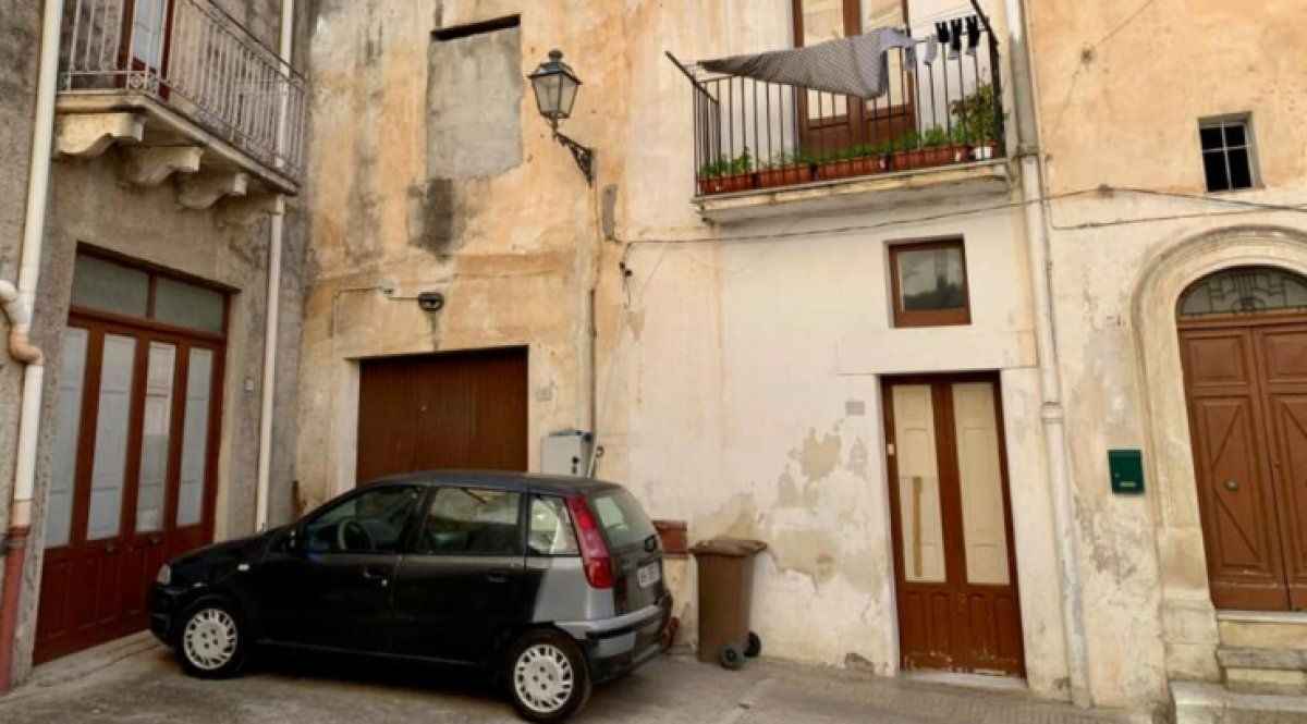 <p>İtalya'nın Sicilya bölgesine bağlı Agrigento ilindeki Sambuca di Sicilia bölgesinde ABD vatandaşları bir euroya ev satın alıyorlar.</p>