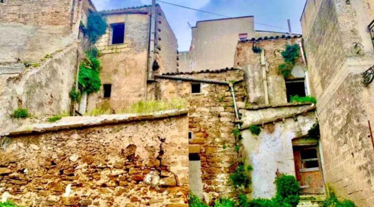 <p>Daha sonra Temmuz 2021'de her biri sembolik 2 euro karşılığında 10 eski bina daha satıldı.</p>
<p>Evler sonunda en yüksek teklifi verene 500 euro ile 7.000 euro arasında açık artırmayla satıldı.</p>