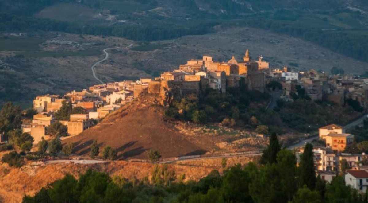 <p><strong>Kasabadaki ekonomiyi canlandırmayı amaçlıyorlar</strong><br />CNN International'ın haberine göre, kasabada yetkili Giuseppe Cacioppo, yeni alıcıların neredeyse tamamının Kuzey Amerika'dan geldiğini söyledi.</p>