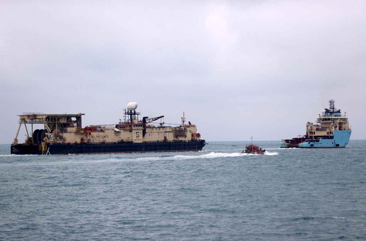 Karadeniz'e doğal gaz borularını yerleştirecek gemi İstanbul Boğazı'ndan geçti