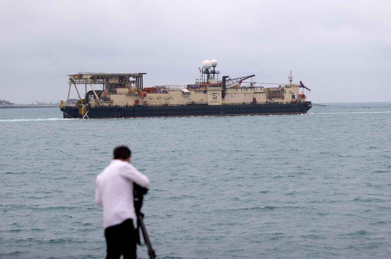 <p>Karadeniz'de bulunan 540 milyar metreküp doğal gazı vatandaşla buluşturmak için hem denizde hem karada çalışmalar son hızla devam ediyor.</p>